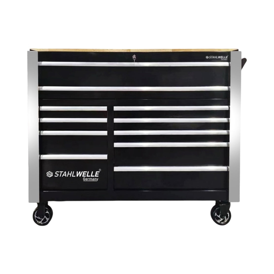 Een zwarte Stahlwelle gereedschapswagen met veertien laden, frontaal gefotografeerd tegen een witte achtergrond. De wagen heeft zilverkleurige handgrepen aan de laden, een houten werkblad en staat op vier wielen. Het Stahlwelle logo is duidelijk zichtbaar op de onderste lade. Deze ruime gereedschapswagen biedt veel opbergruimte voor gereedschap in een werkplaats of garage.