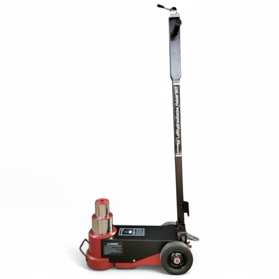 Een rode en zwarte Stahlwelle Germany SWHL2-80T hydraulische werkplaatspers, schuin van voren gefotografeerd tegen een witte achtergrond. De pers heeft een robuust frame met een manometer aan de bovenkant, een verstelbare werktafel en een krachtige hydraulische cilinder. Het Stahlwelle logo en het modelnummer "SWHL2-80T" zijn duidelijk zichtbaar. Deze werkplaatspers is ontworpen voor diverse zware perswerkzaamheden in een professionele omgeving.