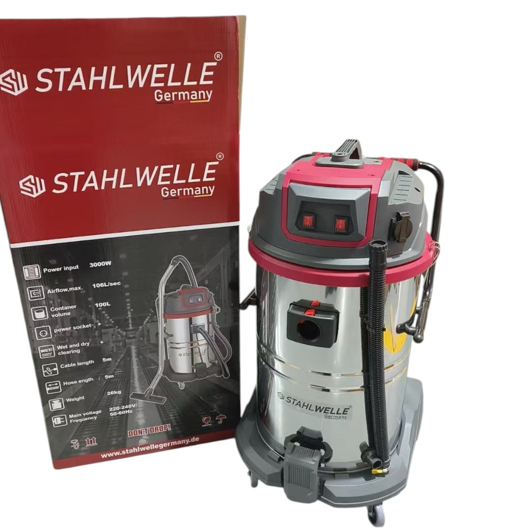 Een grijze en zwarte Stahlwelle Germany E-3000SW zitveegmachine, schuin van voren gefotografeerd tegen een witte achtergrond. De machine heeft een comfortabele bestuurdersstoel, een stuurwiel en dubbele roterende borstels aan de voorkant voor een efficiënte reiniging. Het Stahlwelle logo en het modelnummer "E-3000SW" zijn duidelijk zichtbaar. Deze krachtige zitveegmachine is geschikt voor het snel en grondig reinigen van grote oppervlakken in industriële en commerciële omgevingen.
