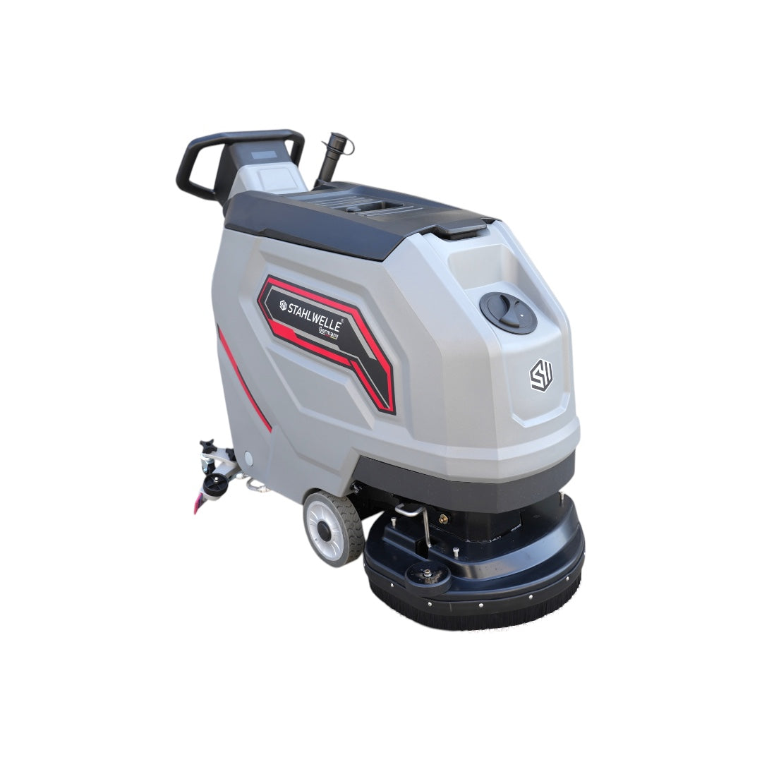 Een grijze Stahlwelle Germany E-500SW schrobzuigmachine, schuin van achteren gefotografeerd tegen een witte achtergrond. De machine heeft een handvat voor bediening, wielen voor transport en een zwarte borstelkop aan de onderzijde. Het Stahlwelle logo en de modelnaam "E-500SW" zijn zichtbaar op de zijkant. Deze compacte schrobzuigmachine is geschikt voor het reinigen van middelgrote oppervlakken.